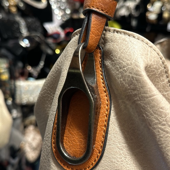 A vegan handbag, style type shoulder hobo cross-body with an extra strap - Picture 7 of 15